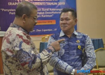 Kepala Badan Pertanahan Nasional (BPN) Kabupaten Karimun Jemmy bersama Bupati Karimun Aunur Rafiq