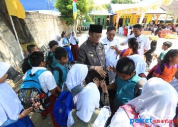 Wakil Bupati Karimun Anwar Hasyim saat berada dikerumunan anak-anak sekolah dasar