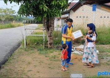 Kapolsek Balai Karimun AKP. Budi Hartono saat memberikan bantuan kepada Dian Bangun dan ibu Gery Neni Siswanto