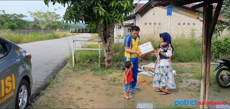 Kapolsek Balai Karimun AKP. Budi Hartono saat memberikan bantuan kepada Dian Bangun dan ibu Gery Neni Siswanto