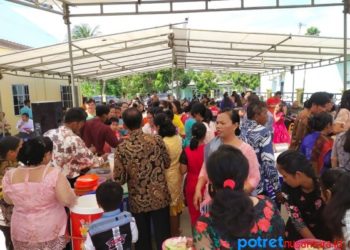 Para jemaat saat makan bersama di Gereja HKBP Tebing Barat