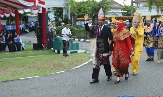 Plt Gubernur Kepri H Isdianto beserta istri saat menyapa masyarakat Kepri