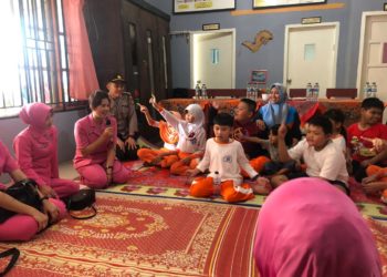Ketua Cabang Bhayangkari Karimun, Ny Daisy Yos Guntur saat bermain dengan salah satu anak SLB Sehati