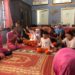 Ketua Cabang Bhayangkari Karimun, Ny Daisy Yos Guntur saat bermain dengan salah satu anak SLB Sehati