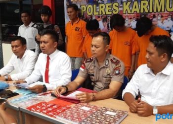 Kasat Reskrim Polres Karimun, AKP Heri Pramono dua dari kiri saat memberikan keterangan persnya di Mapolres Karimun