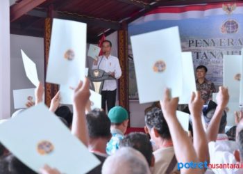 Masyarakat Natuna menunjukkan sertifikat tanah kepada Presiden RI Joko Widodo