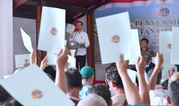 Masyarakat Natuna menunjukkan sertifikat tanah kepada Presiden RI Joko Widodo