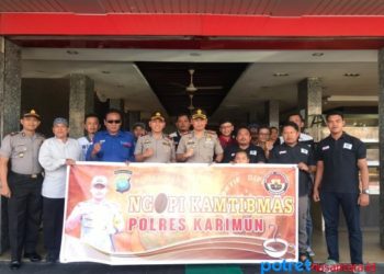 Sinergitas Tiga Pilas (TNI, Polri dan Kelurahan) saat melakukan pengerjaan rumah ibu Ngadinem (75)