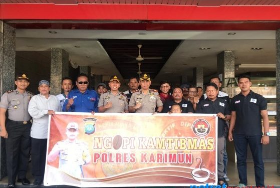 Sinergitas Tiga Pilas (TNI, Polri dan Kelurahan) saat melakukan pengerjaan rumah ibu Ngadinem (75)