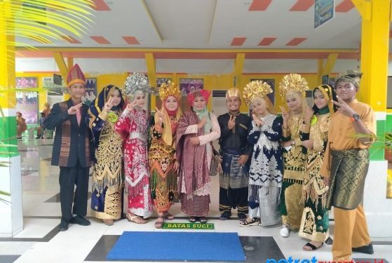 Para pelajar poto bersama saat mengnakan pakaian adat