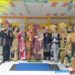 Para pelajar poto bersama saat mengnakan pakaian adat