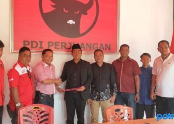 Zaizulfikar saat mengambil perkas pencalonan di kantor PDI Perjuangan