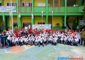 Para Guru dan siswa foto bersama usai acara