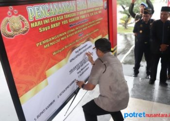 Kapolres Karimun, AKBP Yos Guntur Yudi FS saat membubuhkan tanda tangan