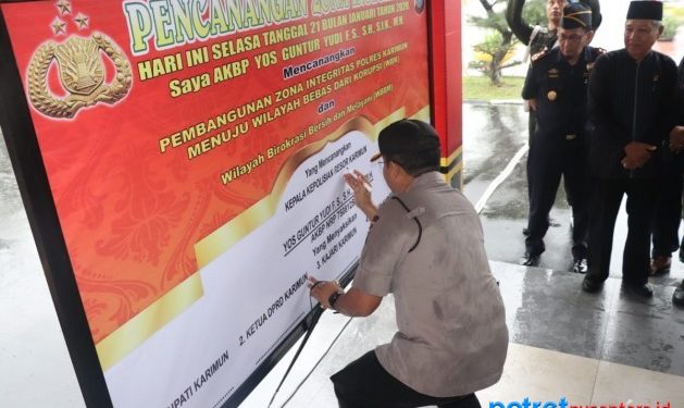 Kapolres Karimun, AKBP Yos Guntur Yudi FS saat membubuhkan tanda tangan