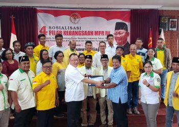 Anggota DPD/MPR RI Dapil Provinsi Kepulauan Riau, Haripinto Tanuwidjaja foto bersama dengan peserta sosialisasi empat pilar kebangsaan