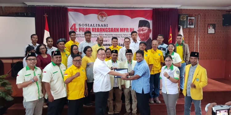 Anggota DPD/MPR RI Dapil Provinsi Kepulauan Riau, Haripinto Tanuwidjaja foto bersama dengan peserta sosialisasi empat pilar kebangsaan