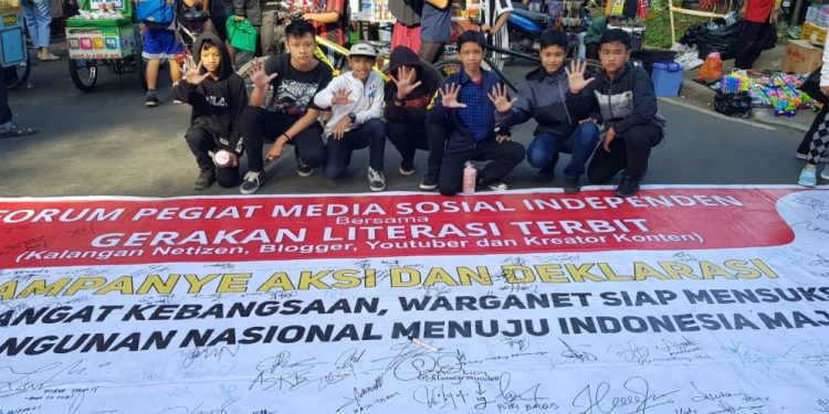 Forum Pegiat Media Sosia Independen (FPMSI) membubuhkan tanda tangan sebagai bentuk penolakan pemulangan eks ISIS ke Indonesia