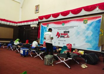 Para karyawan perusahaan saat mendonorkan diri pada acara bulan K3 di Gedung Nasional