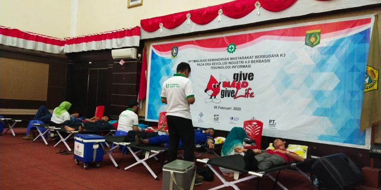 Para karyawan perusahaan saat mendonorkan diri pada acara bulan K3 di Gedung Nasional