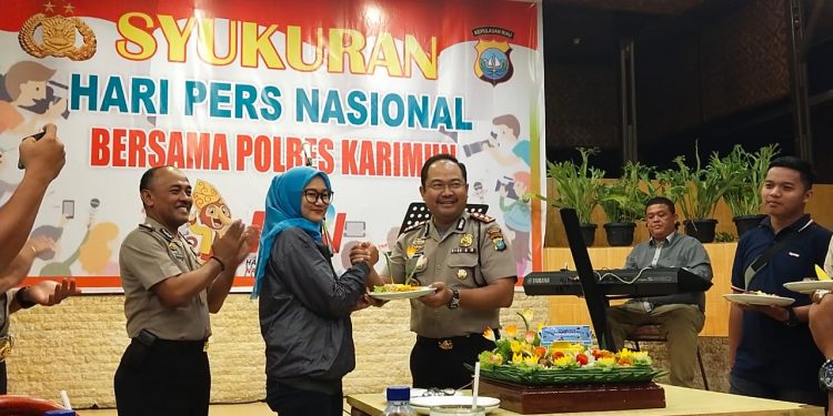 Kapolres Karimun Yos Guntur saat memberikan tumpeng kepada salah satu perwakilan wartawan pada HPN tahun 2020
