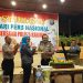 Kapolres Karimun Yos Guntur saat memberikan tumpeng kepada salah satu perwakilan wartawan pada HPN tahun 2020