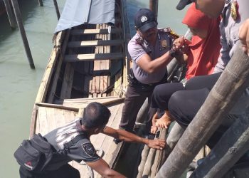 Alami Cacat Fisik, Aisah Dipapah Polisi Untuk Naik Kapal