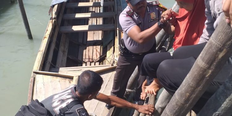 Alami Cacat Fisik, Aisah Dipapah Polisi Untuk Naik Kapal