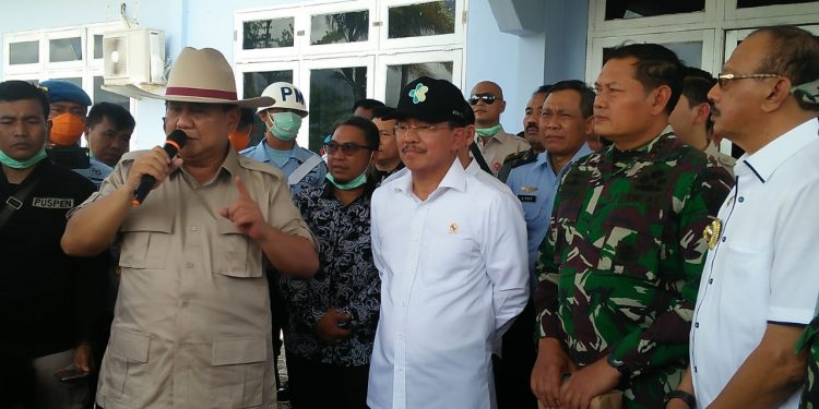 Menteri Pertahan, Prabowo Subianto didampingi oleh Menteri Kesehatan, Terawan saat memberikan sambutan