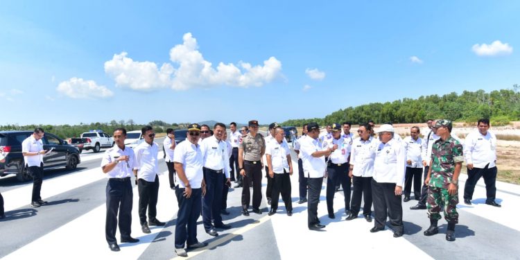 Bupati Karimun, Aunur Rafiq saat meninjau langsung area perpanpanjangan landasan Bandara RHA