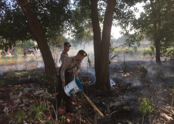 SPN Bantu Padamkan Api Dilahan Kosong, Warga: Terima Kasih Pak Polisi