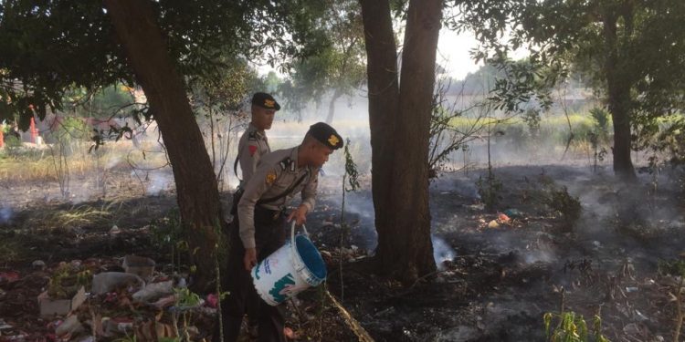 SPN Bantu Padamkan Api Dilahan Kosong, Warga: Terima Kasih Pak Polisi