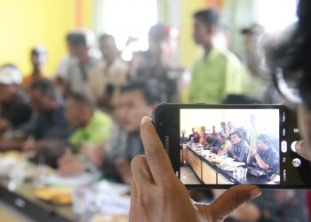 Edwar Kelvi Kuasa Hukum Warga Pasir Panjang bersama rekanan saat menyampaikan usulan warga kepada pihak PT KG