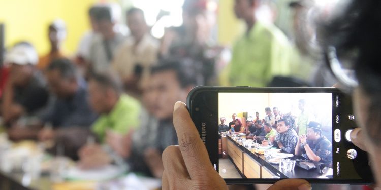 Edwar Kelvi Kuasa Hukum Warga Pasir Panjang bersama rekanan saat menyampaikan usulan warga kepada pihak PT KG