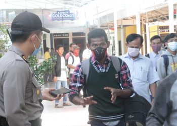 Budi Hartono Awasi Pemulangan TKI Hingga Naik Kapal