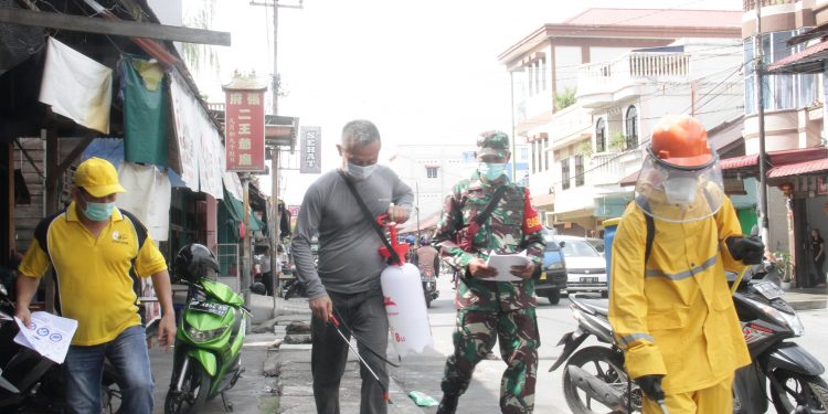 Cegah Covid-19, Akham Bersama Teman Akham Semprot Disinfektan Ratusan Rumah Di Kecamatan Meral