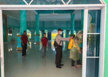 Basmi Corona, Polsek Karimun Bersama Kelurahan Dan Melayuraya Adakan Penyemprotan Disinfektan Kepemukiman Serta Tempat Ibadah
