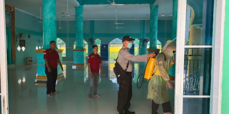 Basmi Corona, Polsek Karimun Bersama Kelurahan Dan Melayuraya Adakan Penyemprotan Disinfektan Kepemukiman Serta Tempat Ibadah