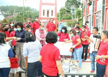 Ajak Masyarakat Tangkal Virus Corona, Nikson Bagikan Masker Dan Makanan