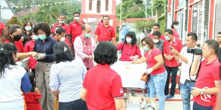 Ajak Masyarakat Tangkal Virus Corona, Nikson Bagikan Masker Dan Makanan