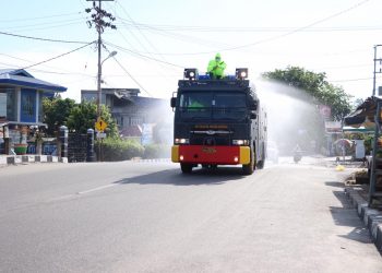 1.600 Liter Disinfektan Disemprokan Pada Fasum, Polres Karimun Tuai Pujian Dari Masyarakat