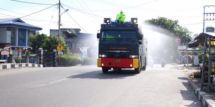 1.600 Liter Disinfektan Disemprokan Pada Fasum, Polres Karimun Tuai Pujian Dari Masyarakat