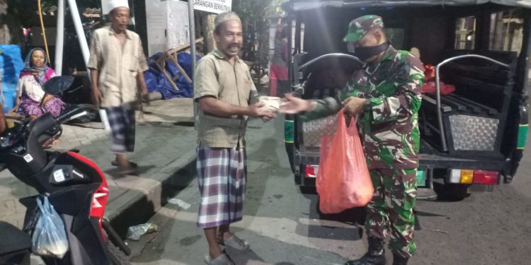 Koramil Semampir Bagikan Nasi Bungkus Untuk Sahur Bagi Masyarakat