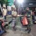 Koramil Semampir Bagikan Nasi Bungkus Untuk Sahur Bagi Masyarakat