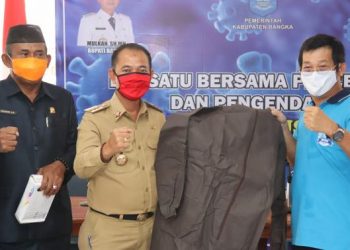 Peduli Covid-19 Pengusaha Bangka Serahkan APD, 5 Ton Beras Dan Dana Tunai