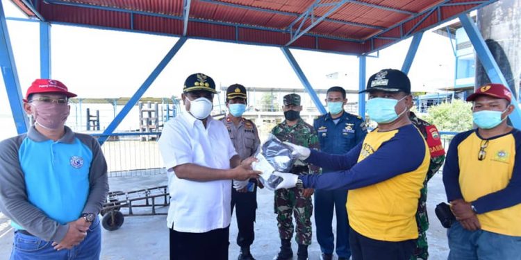 Pencegahan Covid-19, Bupati Karimun Bagikan APD Dan Vitamin Di Tujuh Kecamatan