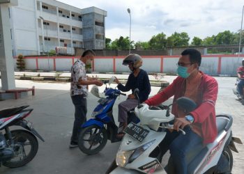 Akham Bersama Wiyono Bagikan Masker Gratis Kepada Masyarakat