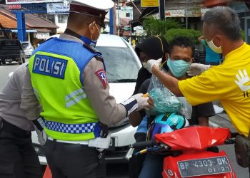 Peduli Covid-19, Akham Bersama PSMTI Bagikan 2.000 Masker