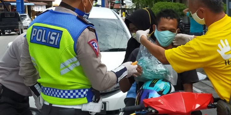 Peduli Covid-19, Akham Bersama PSMTI Bagikan 2.000 Masker