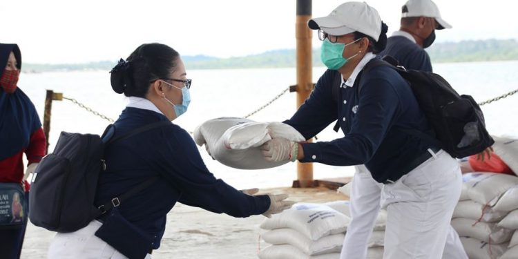 Relawan Tzu Chi Berbagi, 80 Karung Beras Di Pulau Setunak Dan Pulau Kanipan Dibagikan